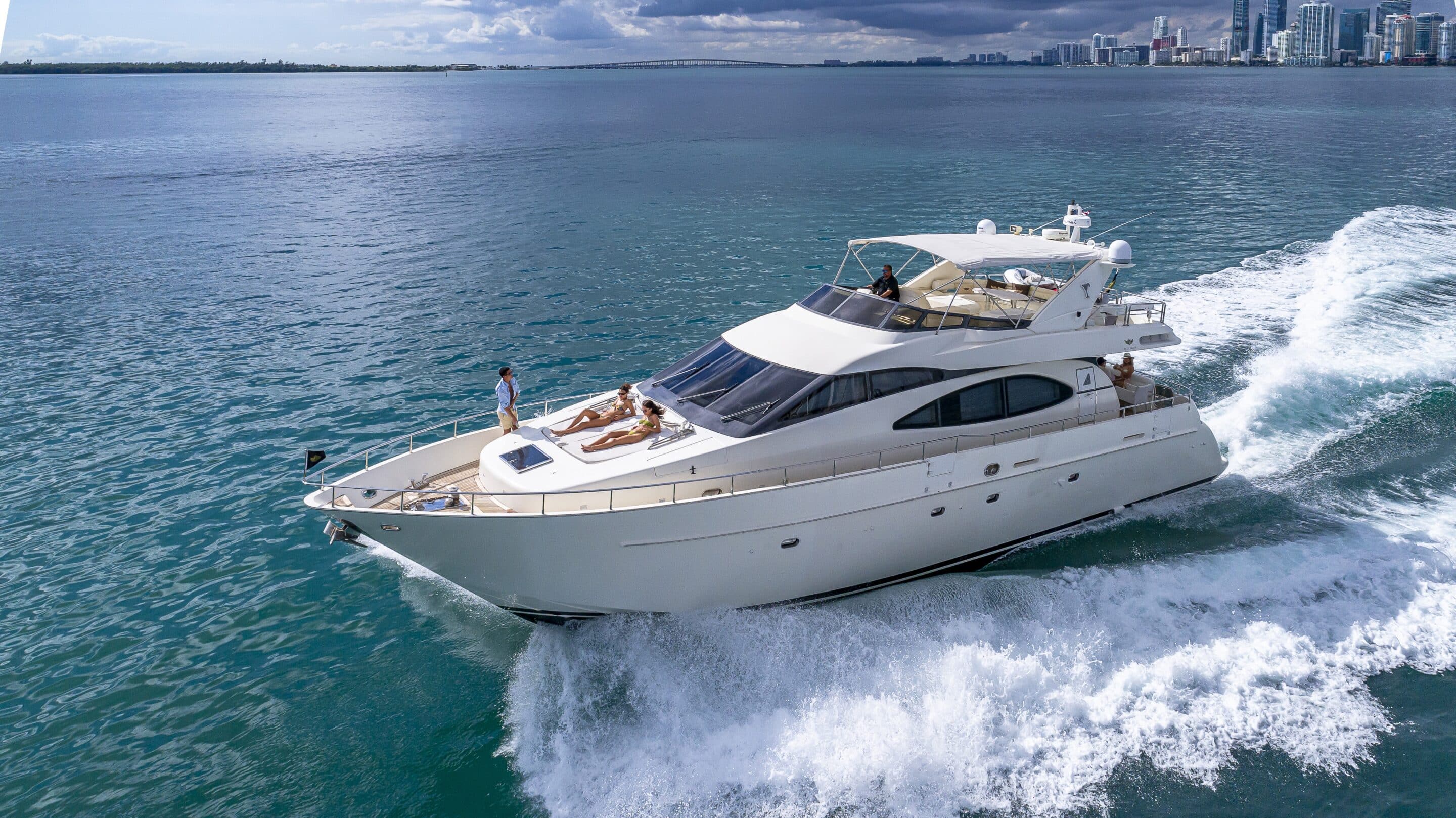 Image of 78 foot azimut yacht in the water